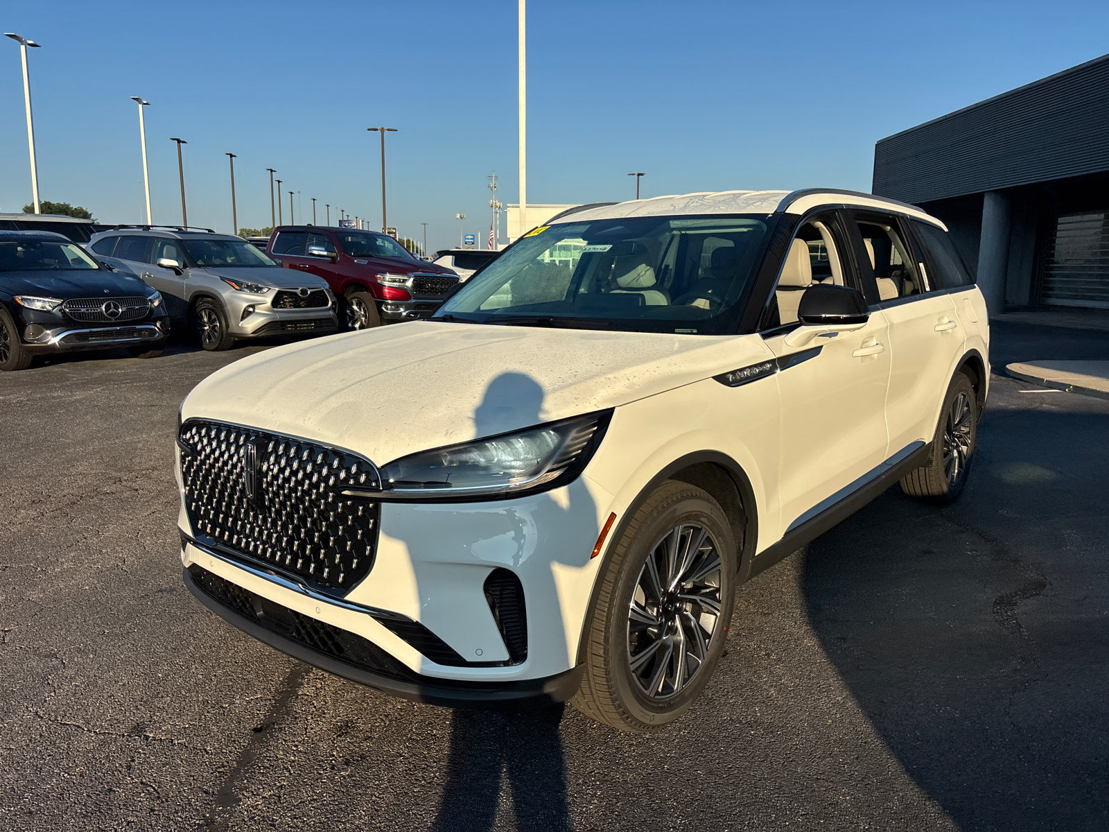 New 2027 Lincoln Aviator AWD image 3