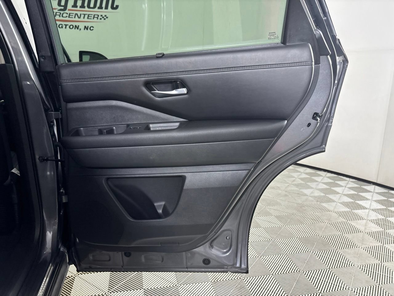 Used 2025 Nissan Pathfinder Platinum FWD image 30