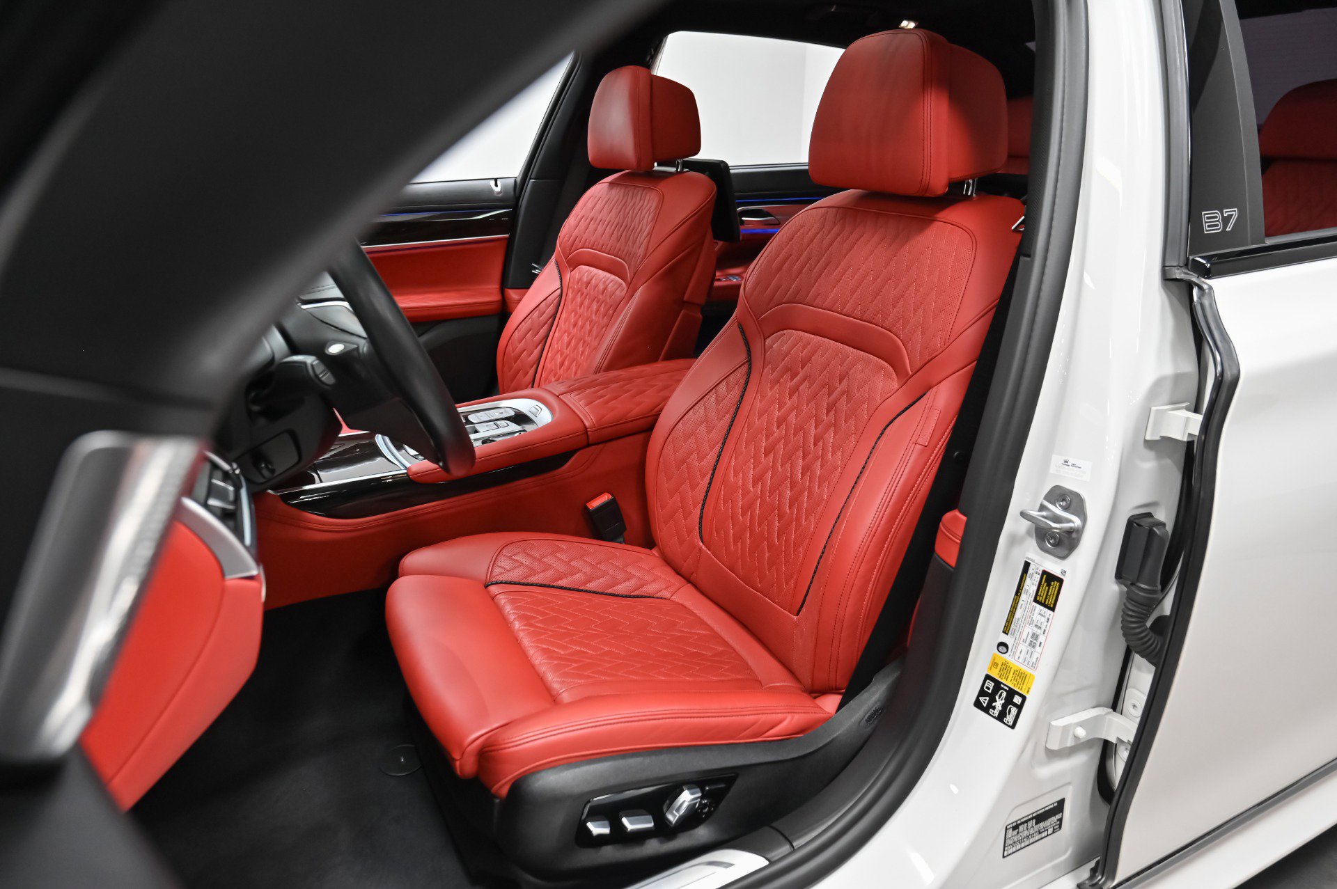 Used 2022 BMW ALPINA B7 xDrive w/ Luxury Rear Seating Package image 5