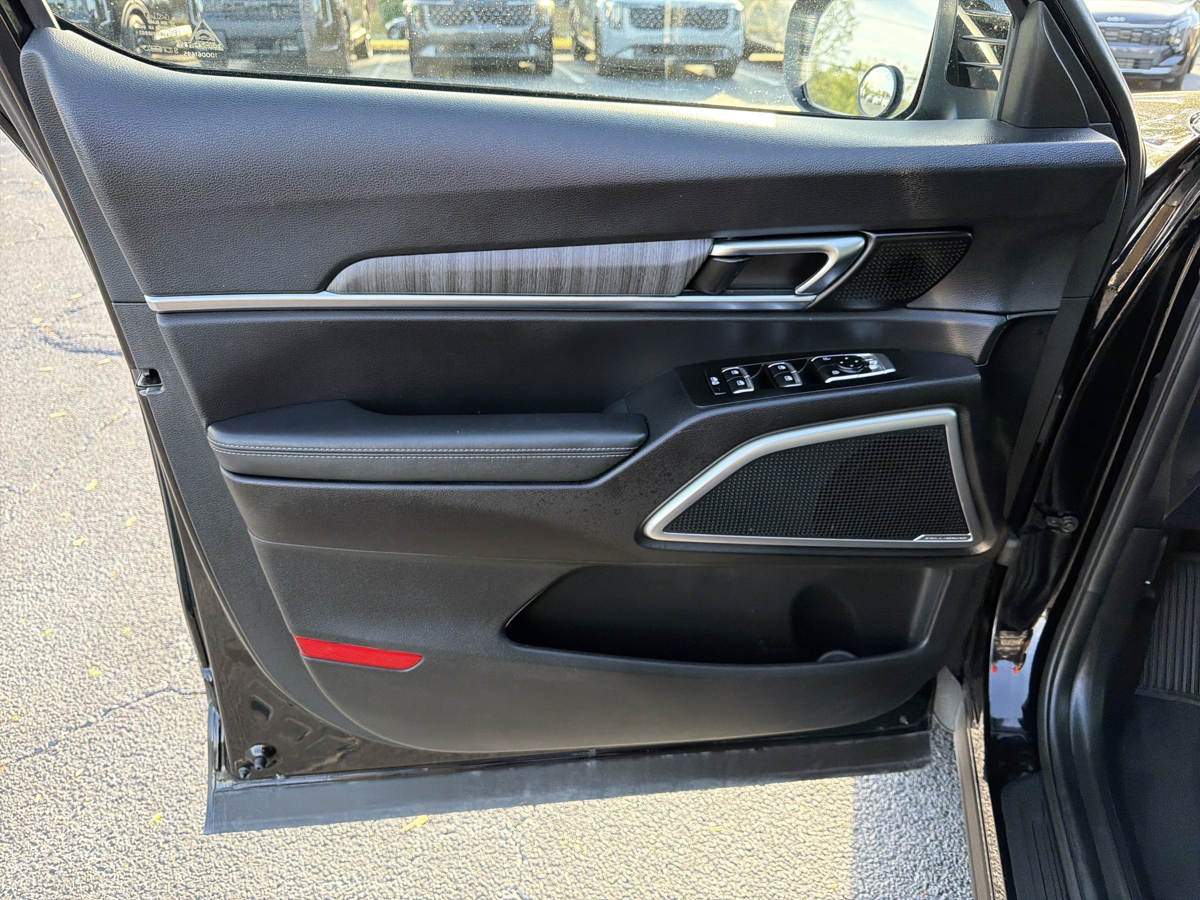 Used 2023 Kia Telluride EX w/ EX Captain's Chair Package image 9