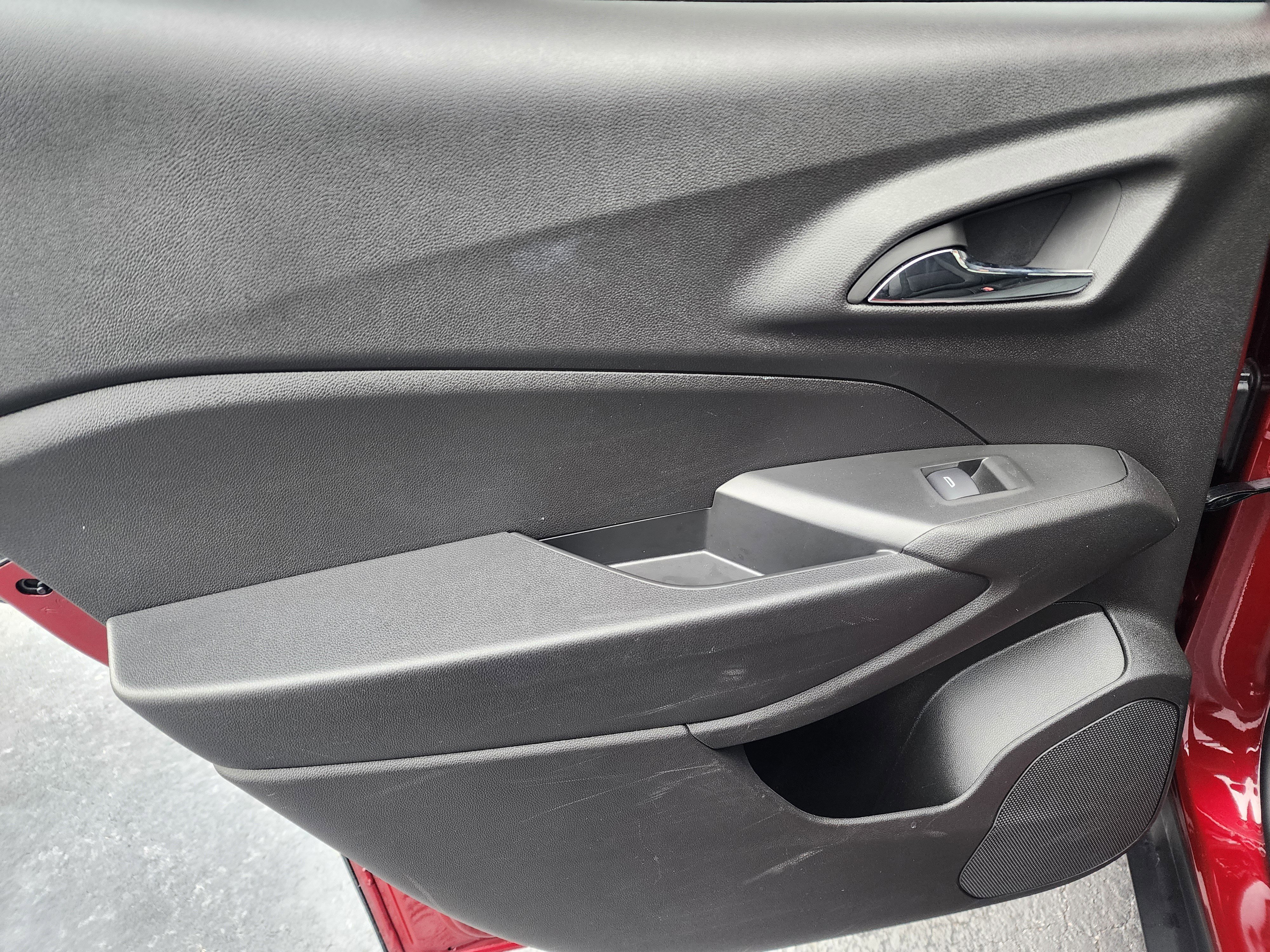 Used 2025 Chevrolet Trax LT w/ LT Convenience Package image 16