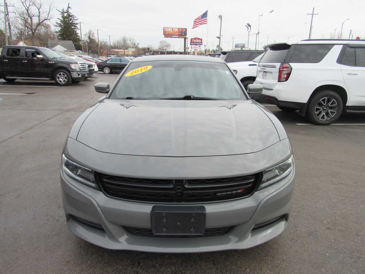 Used 2019 Dodge Charger SXT RWD image 2
