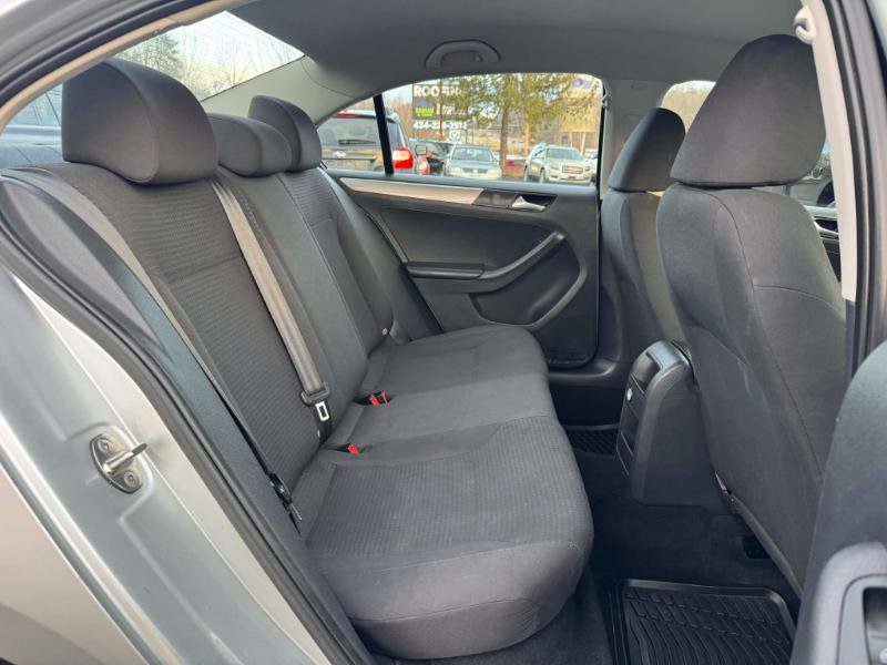 Used 2015 Volkswagen Jetta SE FWD image 16