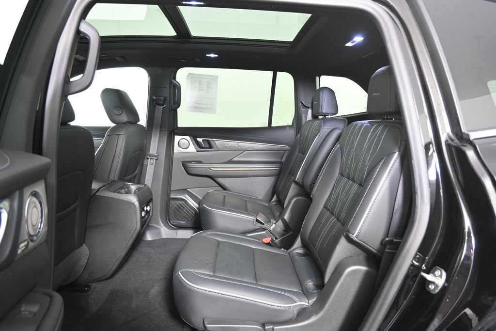 Used 2025 Buick Enclave Avenir image 18