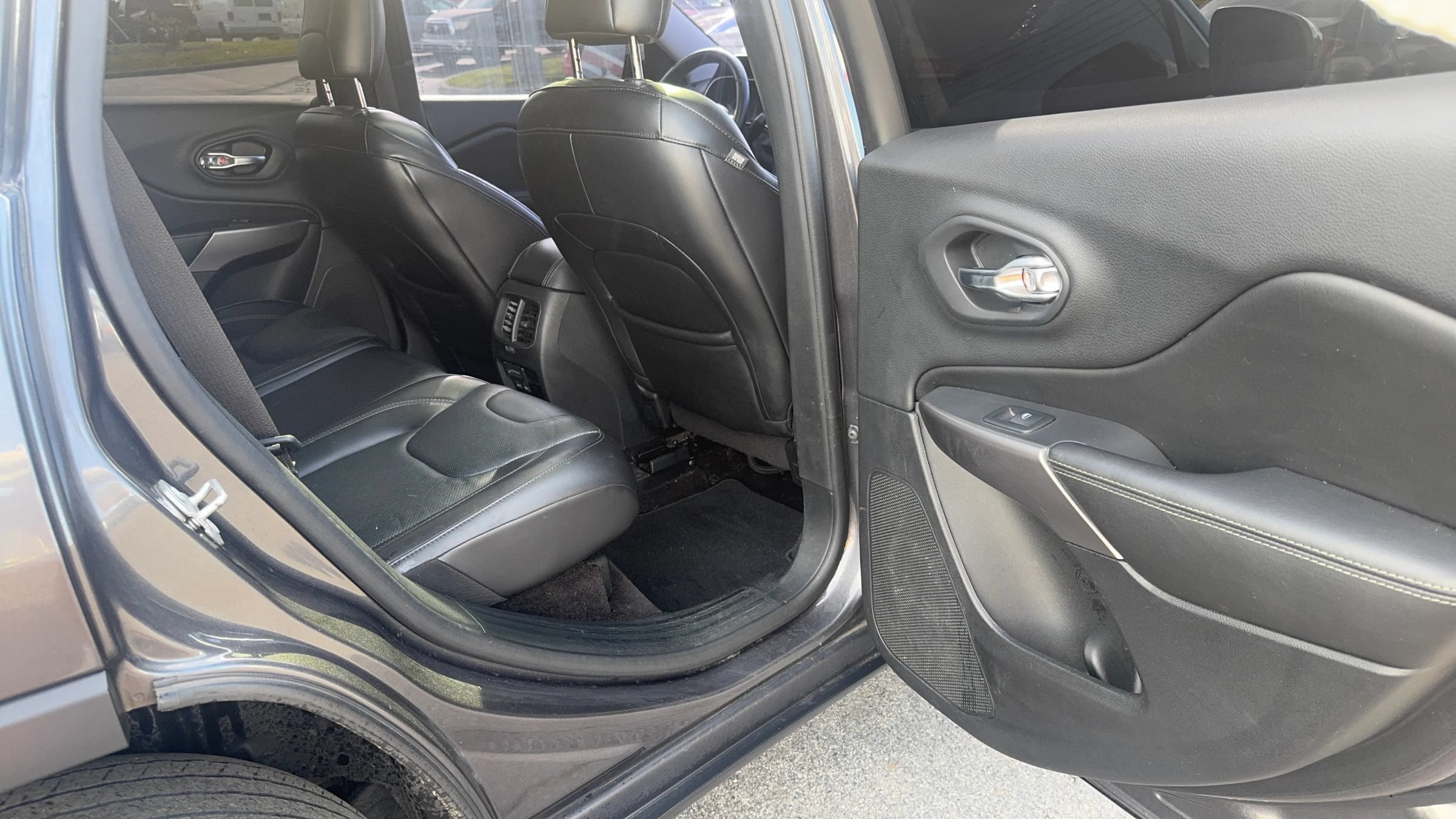 Used 2019 Jeep Cherokee Limited w/ Luxury Group AWD/4WD image 16