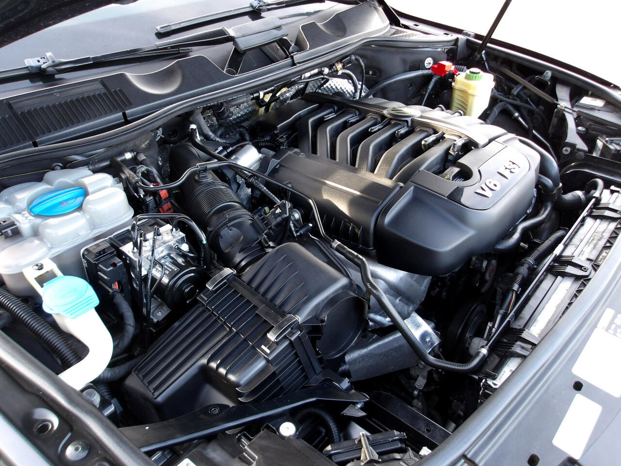 Used 2015 Volkswagen Touareg Sport image 23