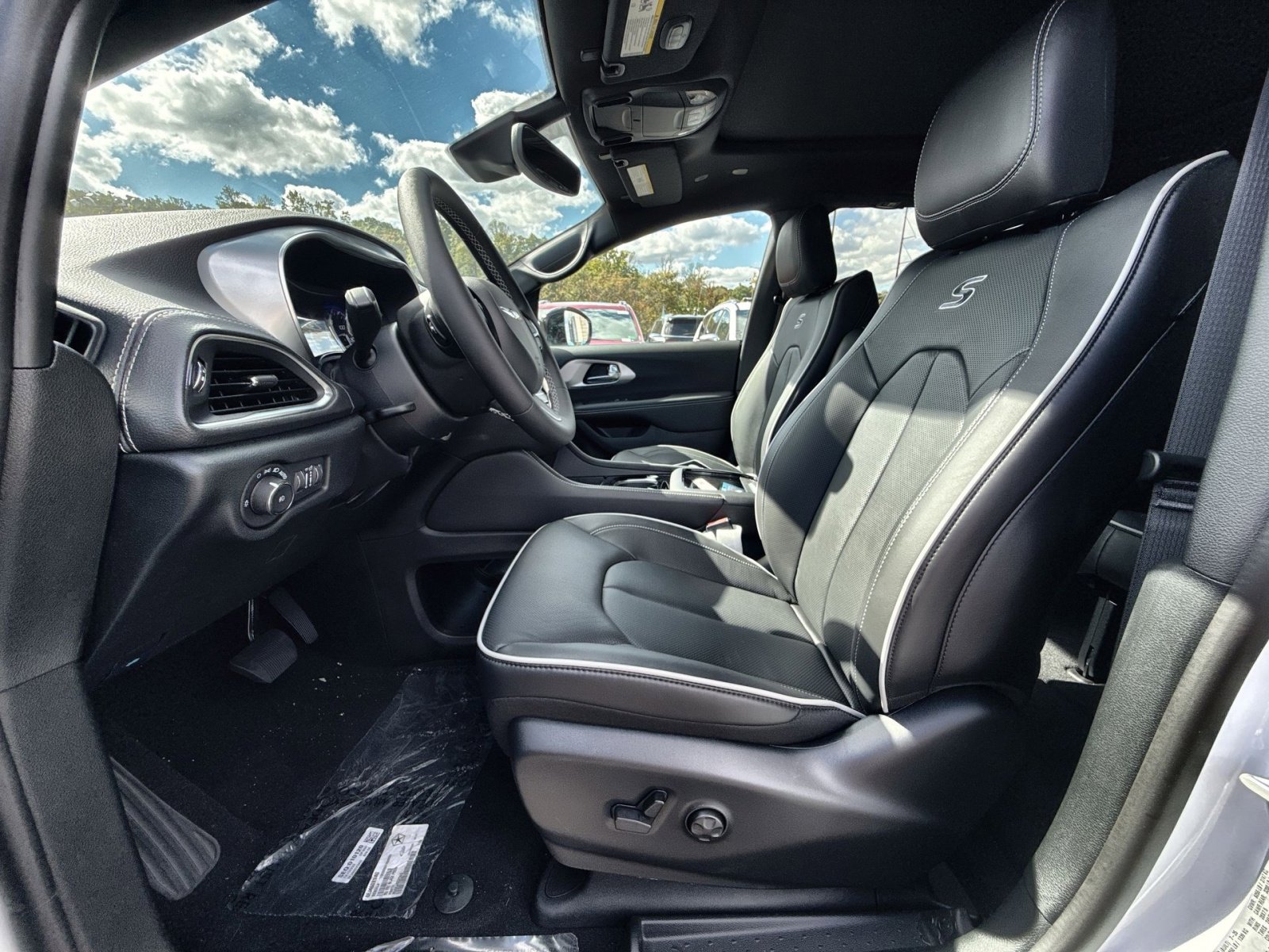 New 2026 Chrysler Pacifica Limited w/ S Appearance Package image 13