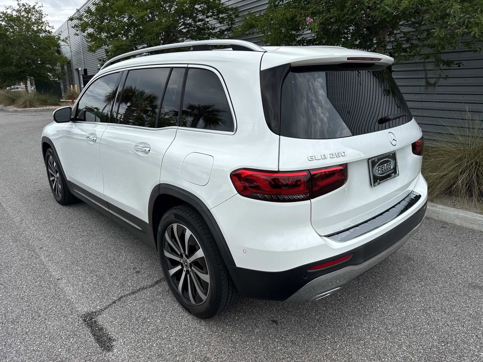 Used 2022 Mercedes-Benz GLB 250 4MATIC w/ Premium Package Lite image 3