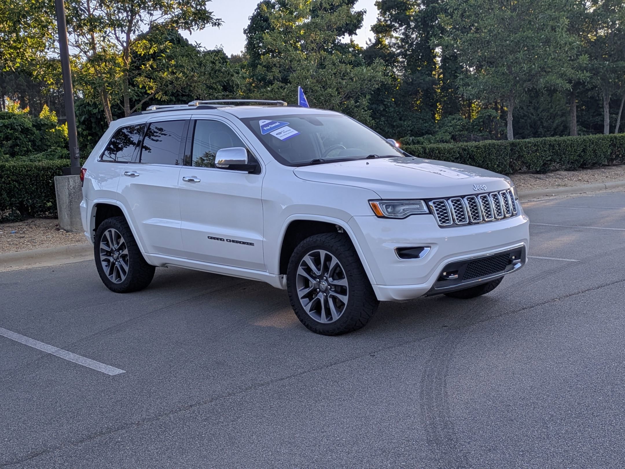 Used 2017 Jeep Grand Cherokee Overland AWD/4WD image 2