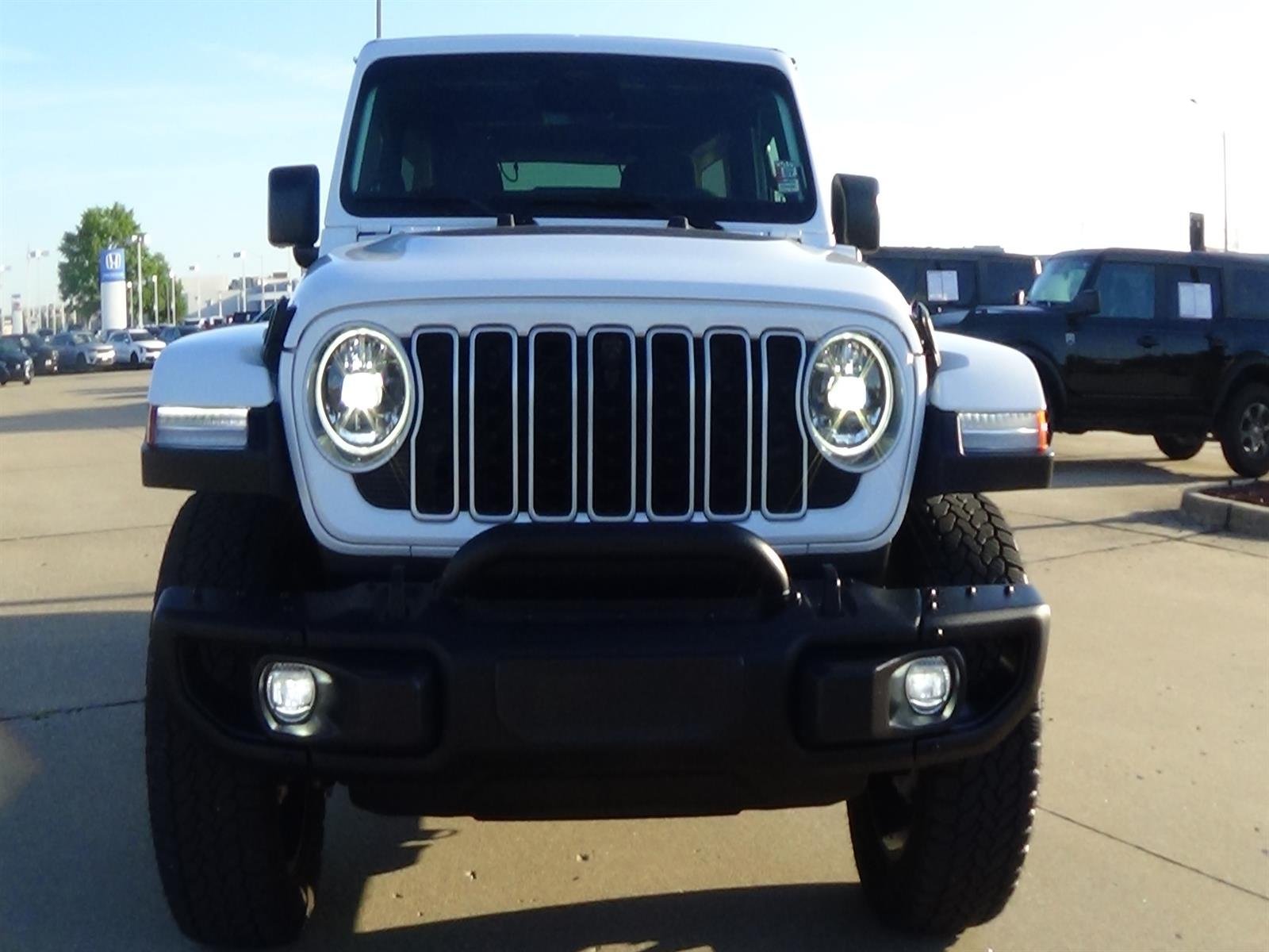 Used 2024 Jeep Wrangler Unlimited w/ Convenience Group AWD/4WD image 3