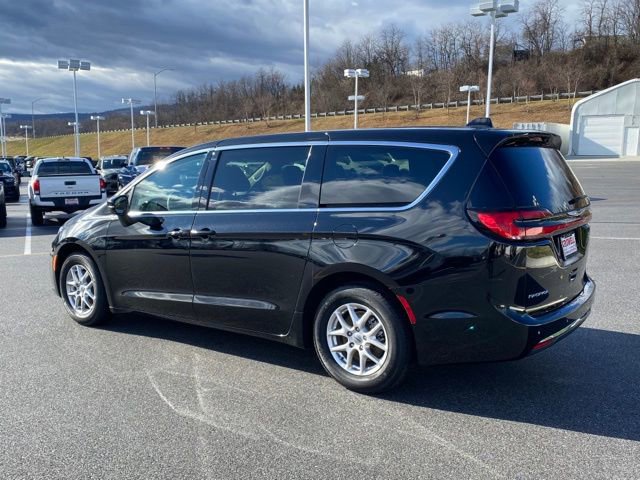 Used 2024 Chrysler Pacifica Touring-L image 3