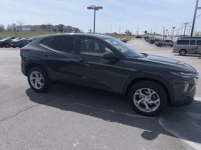 Used 2025 Chevrolet Trax LS w/ LS Convenience Package image 9