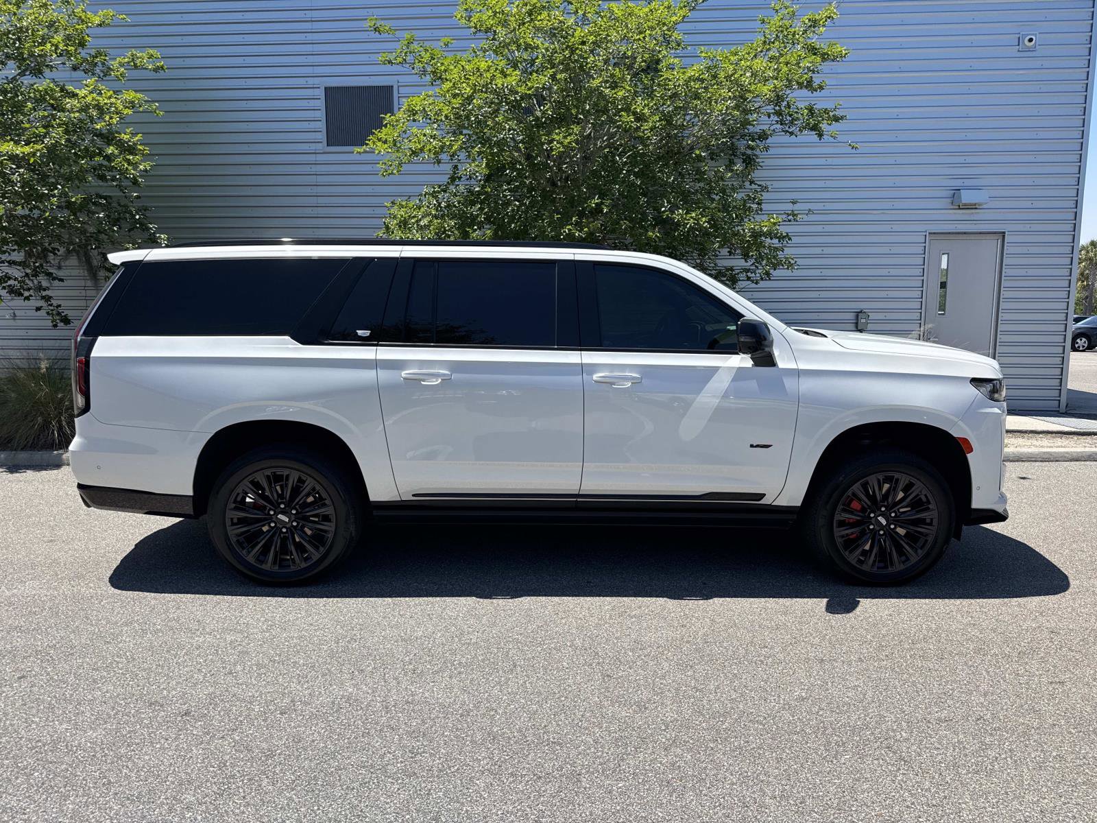 Used 2023 Cadillac Escalade ESV V AWD/4WD image 5