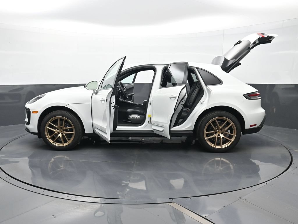 Certified 2025 Porsche Macan AWD/4WD image 30