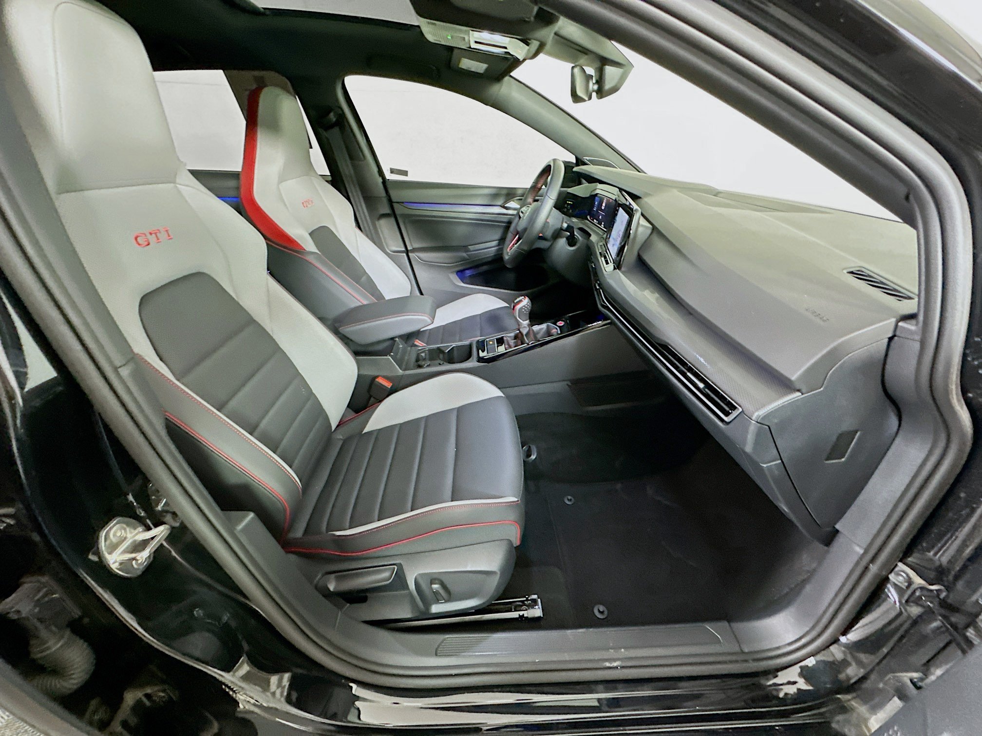 Used 2024 Volkswagen GTI SE FWD image 31