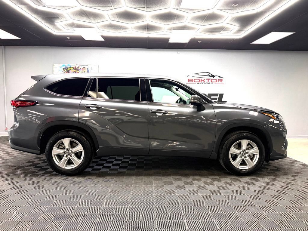 Used 2020 Toyota Highlander LE FWD image 17