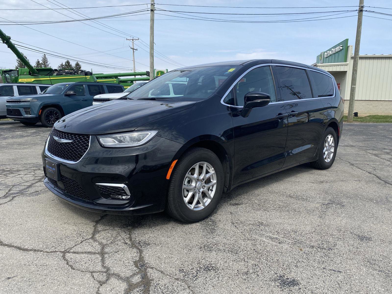 Used 2025 Chrysler Pacifica Select