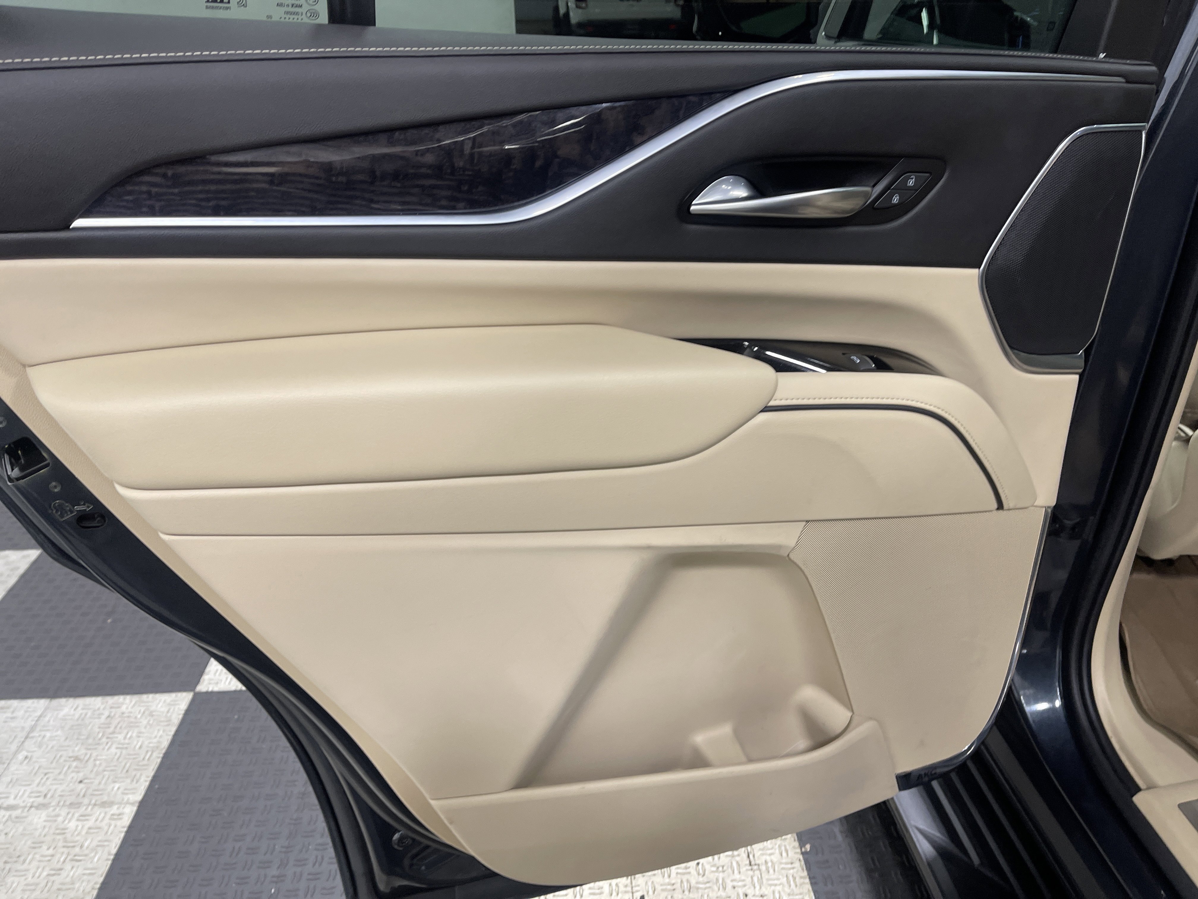 Used 2022 Cadillac Escalade Premium Luxury w/ Performance Package AWD/4WD image 15
