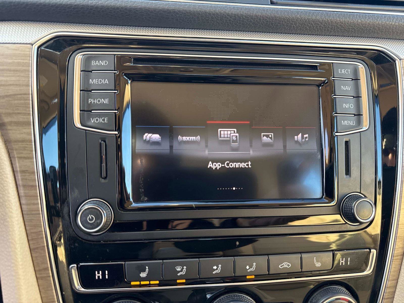 Used 2016 Volkswagen Passat 1.8T SEL Premium image 25