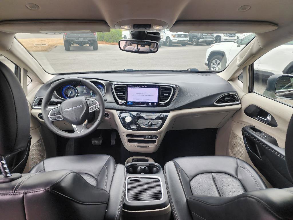 Used 2023 Chrysler Pacifica Touring-L image 13