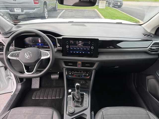 Used 2025 Volkswagen Taos SE AWD/4WD image 12