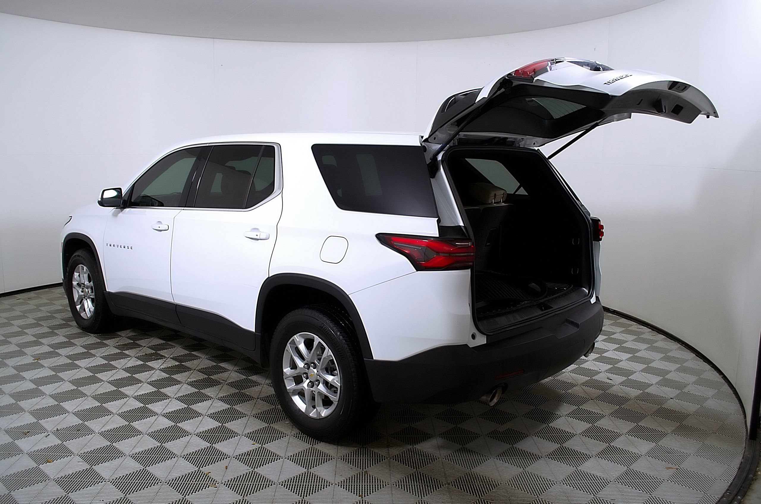 Used 2023 Chevrolet Traverse LS w/ Safety Package FWD image 11