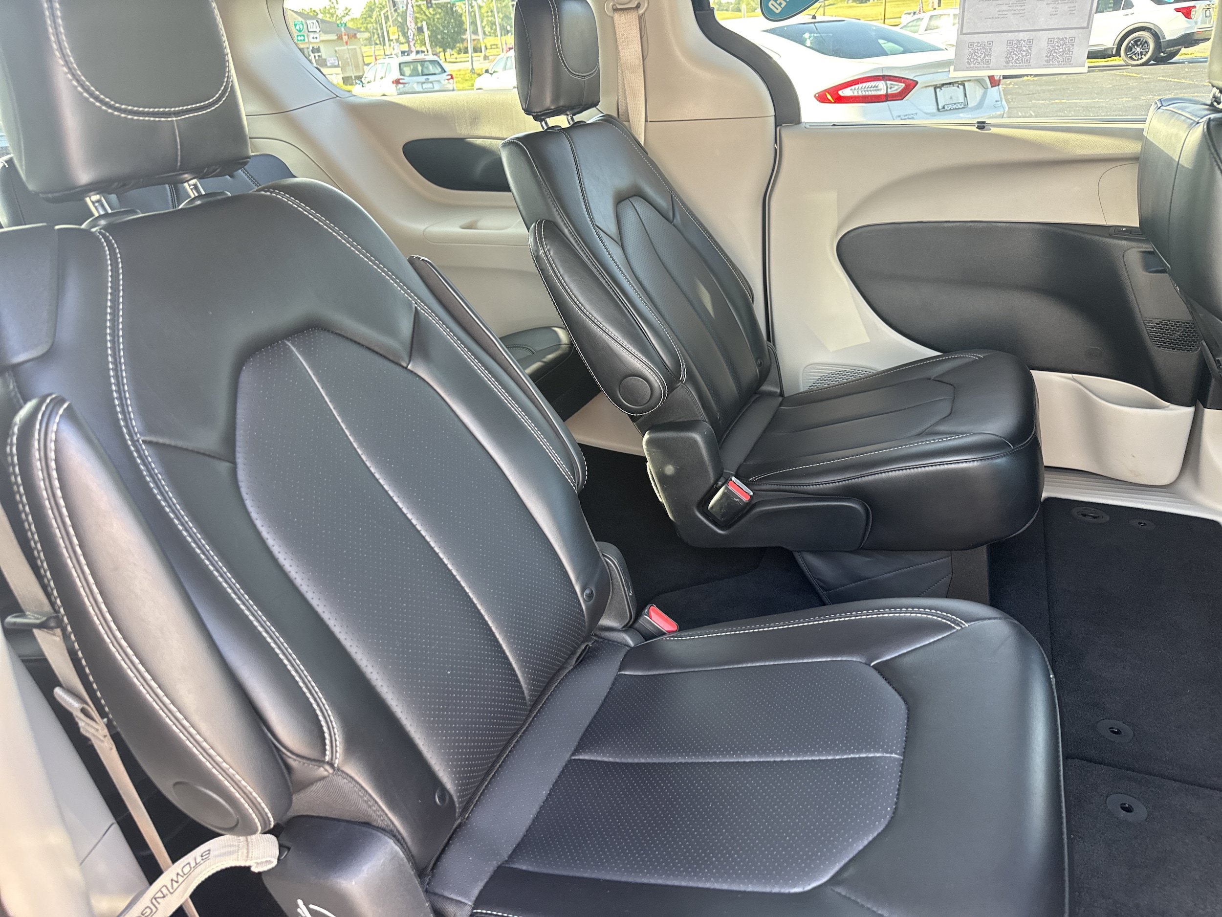 Used 2024 Chrysler Pacifica Touring-L FWD image 11
