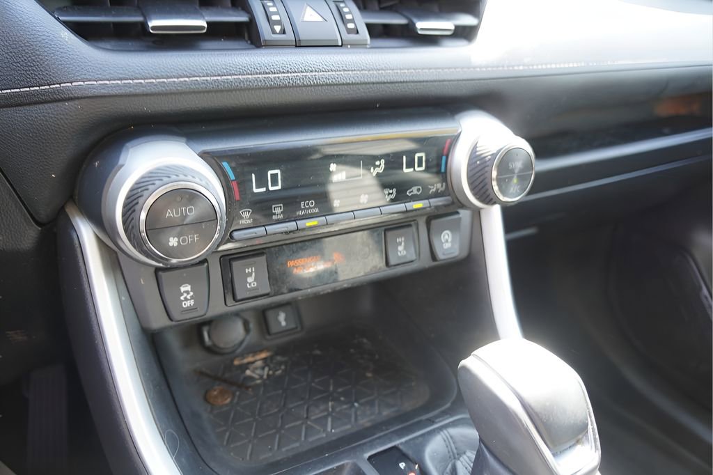Used 2021 Toyota RAV4 XLE Premium image 26