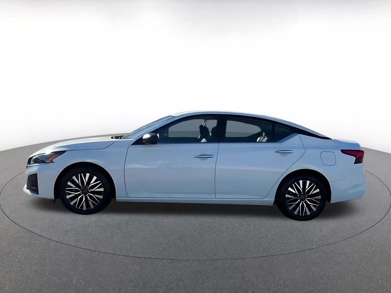 Used 2025 Nissan Altima 2.5 SV image 9