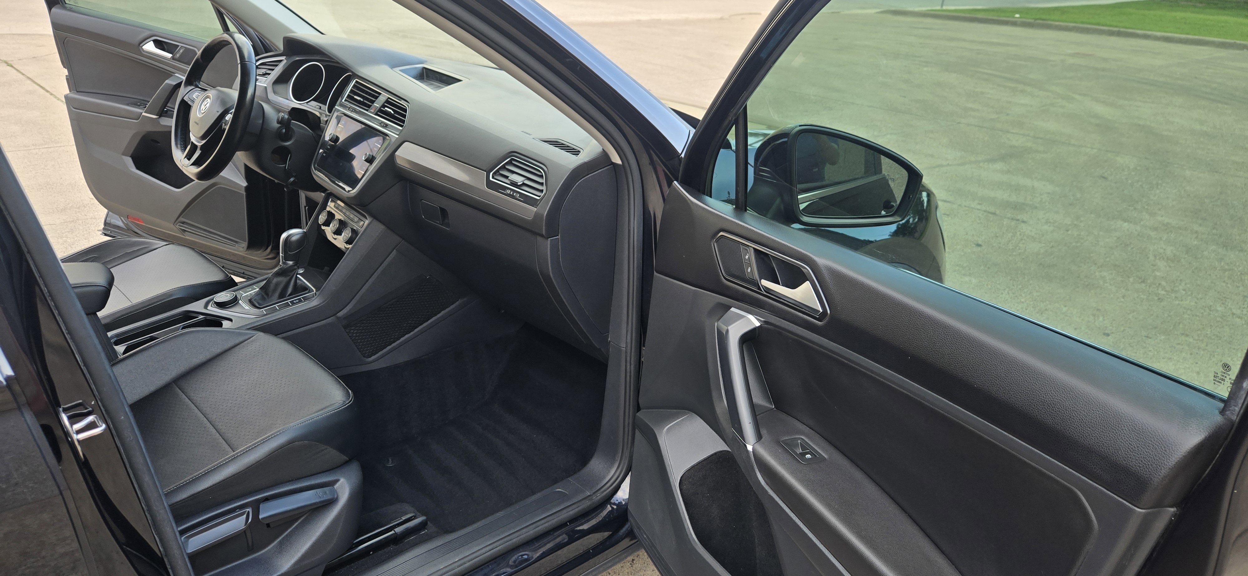 Used 2018 Volkswagen Tiguan SEL image 25