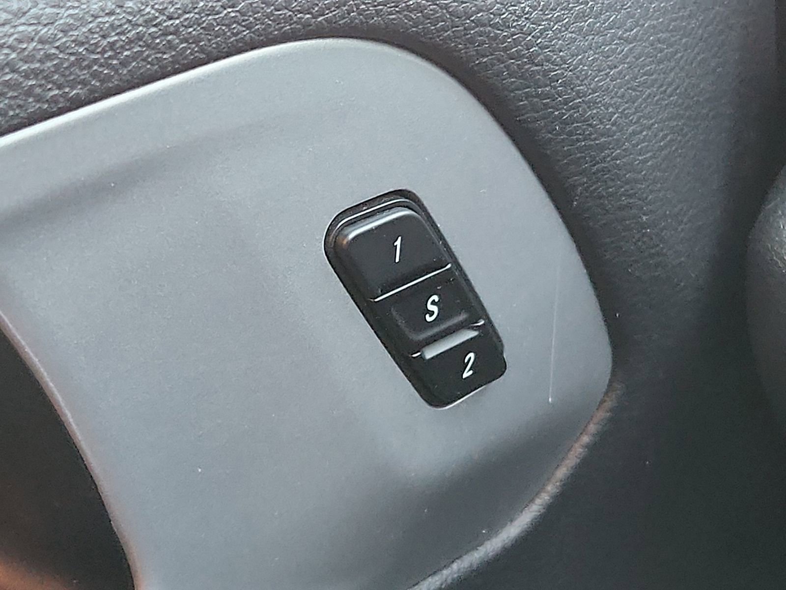 Used 2025 Chrysler Pacifica Limited image 16