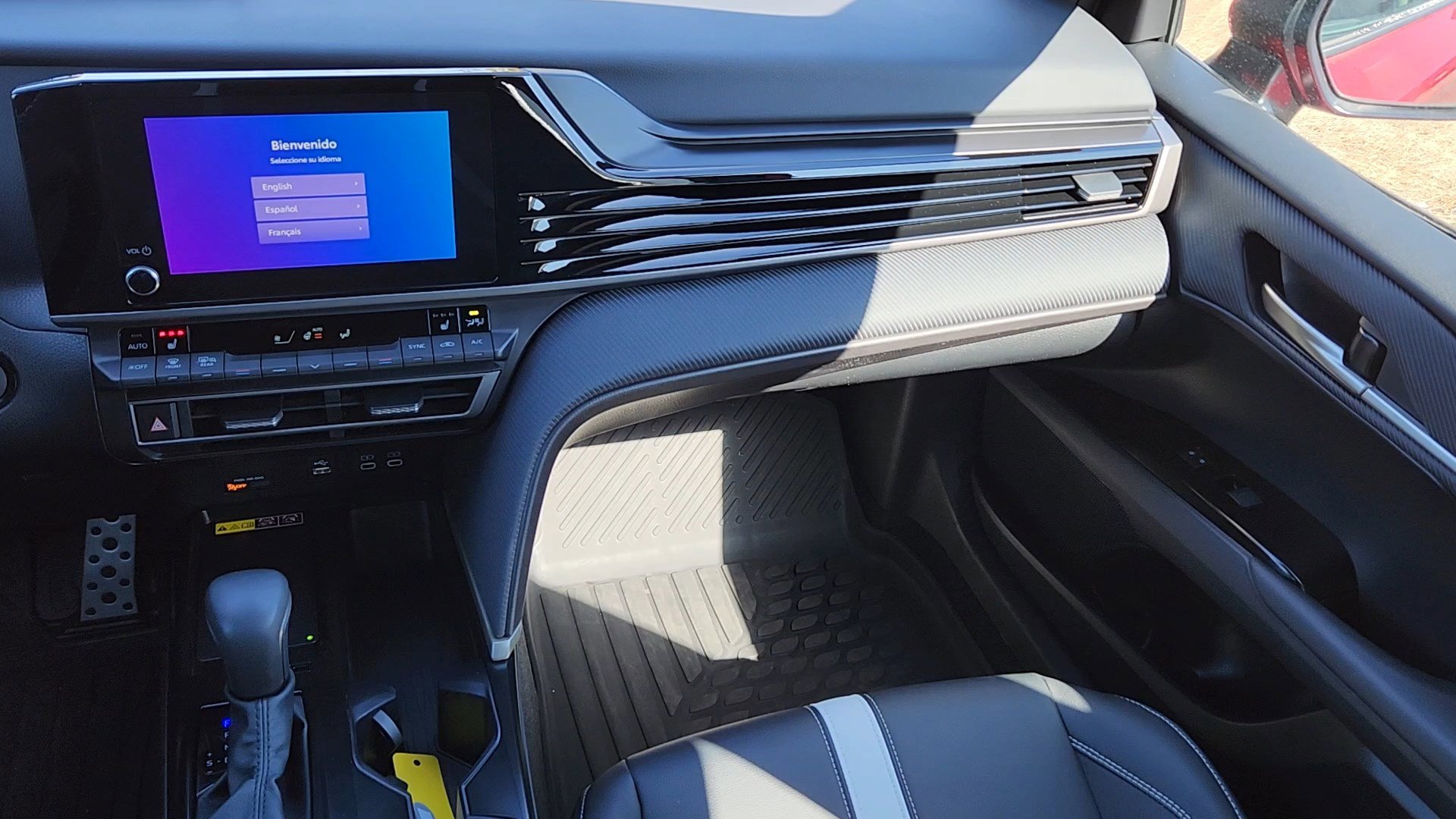 Used 2025 Toyota Camry SE w/ Convenience Package image 6