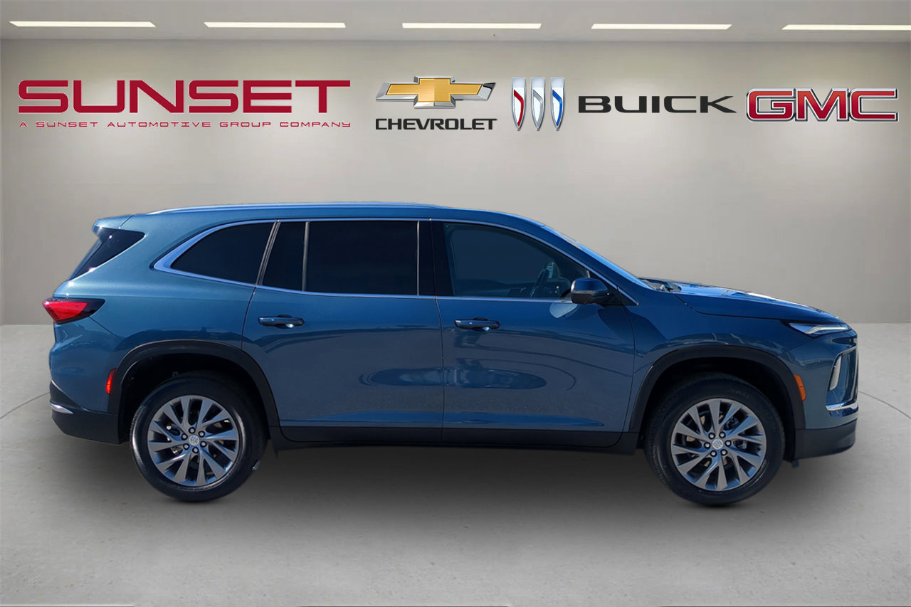 Used 2025 Buick Enclave Preferred image 3