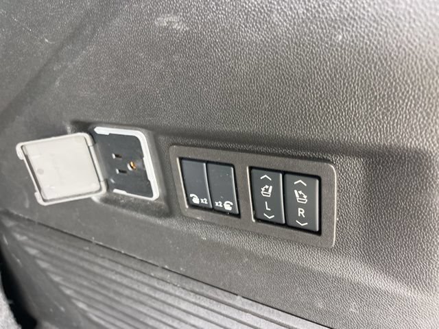 Used 2025 GMC Yukon Denali AWD/4WD image 8