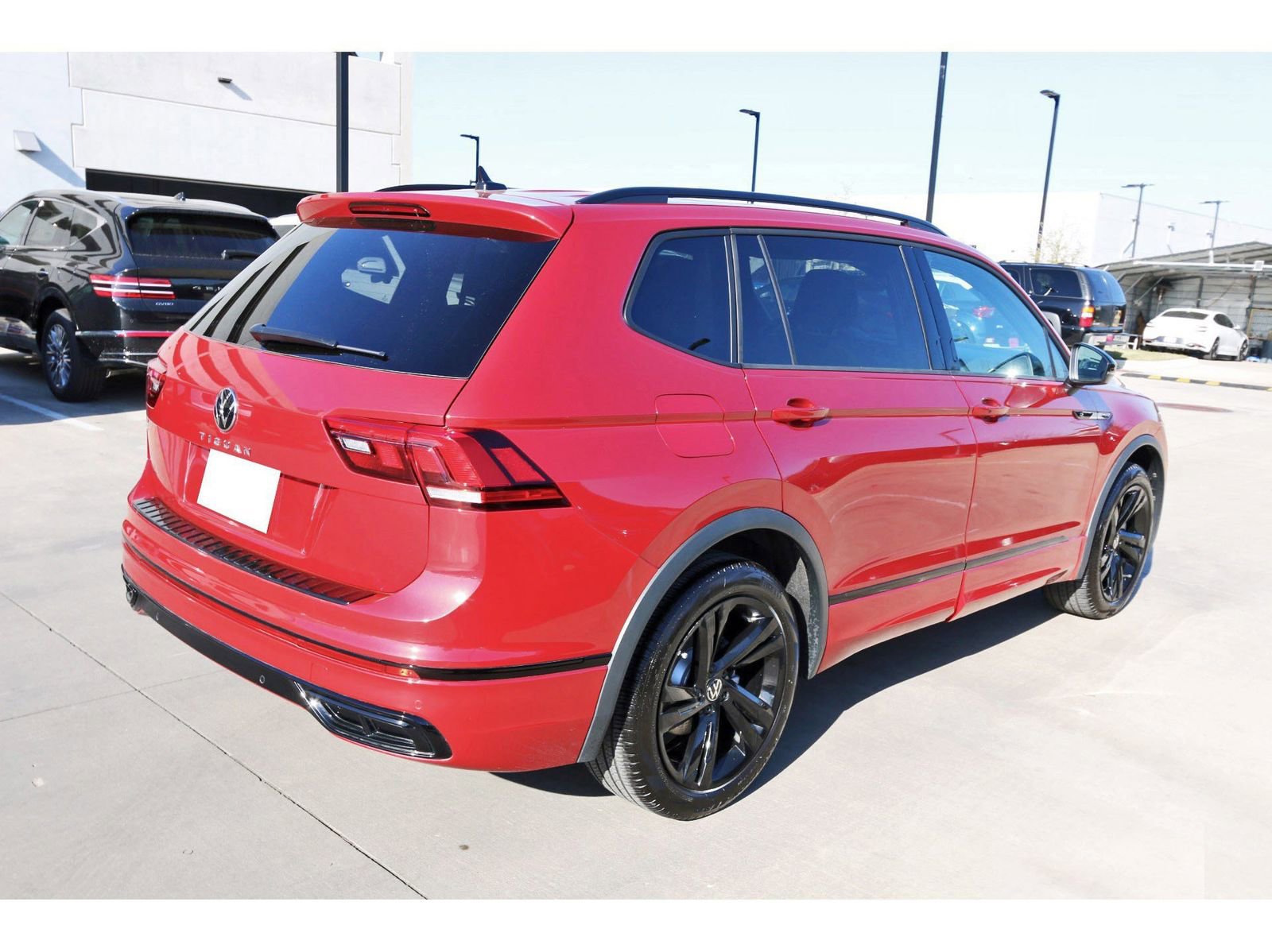 Used 2024 Volkswagen Tiguan SE R-Line w/ MDO Package, Three-Row image 8