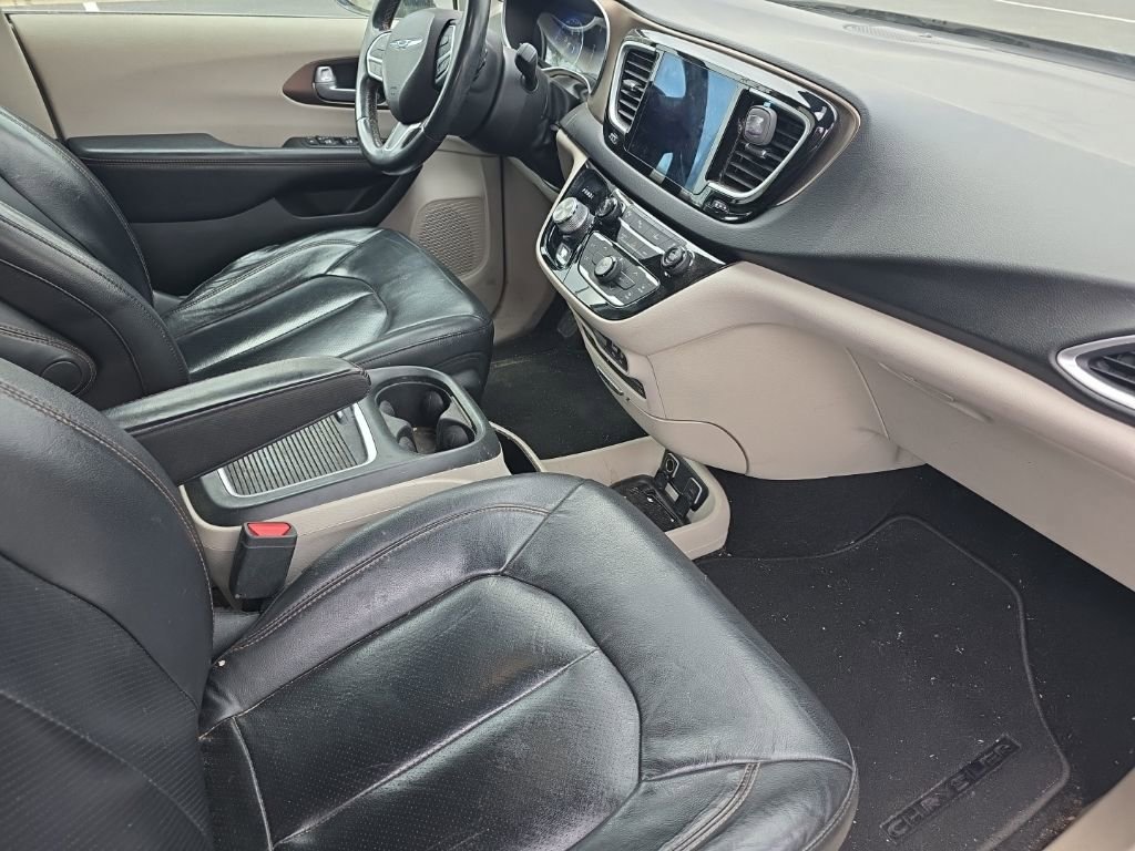 Used 2017 Chrysler Pacifica Touring-L Plus w/ Advanced Safetytec Group image 10