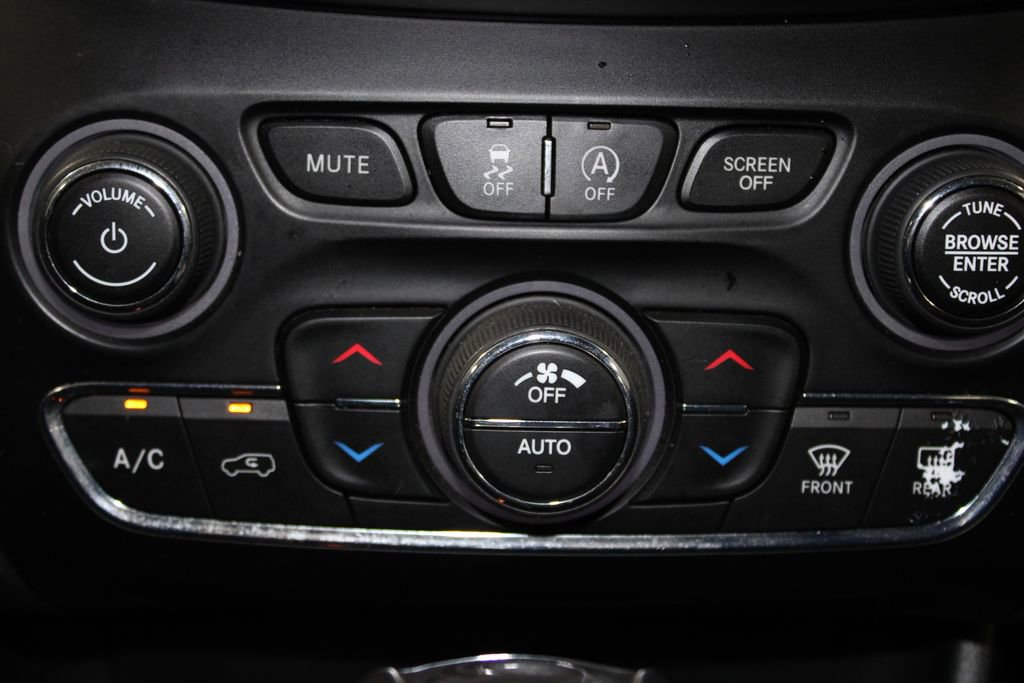 Used 2019 Jeep Cherokee Latitude Plus w/ Comfort/Convenience Group image 40