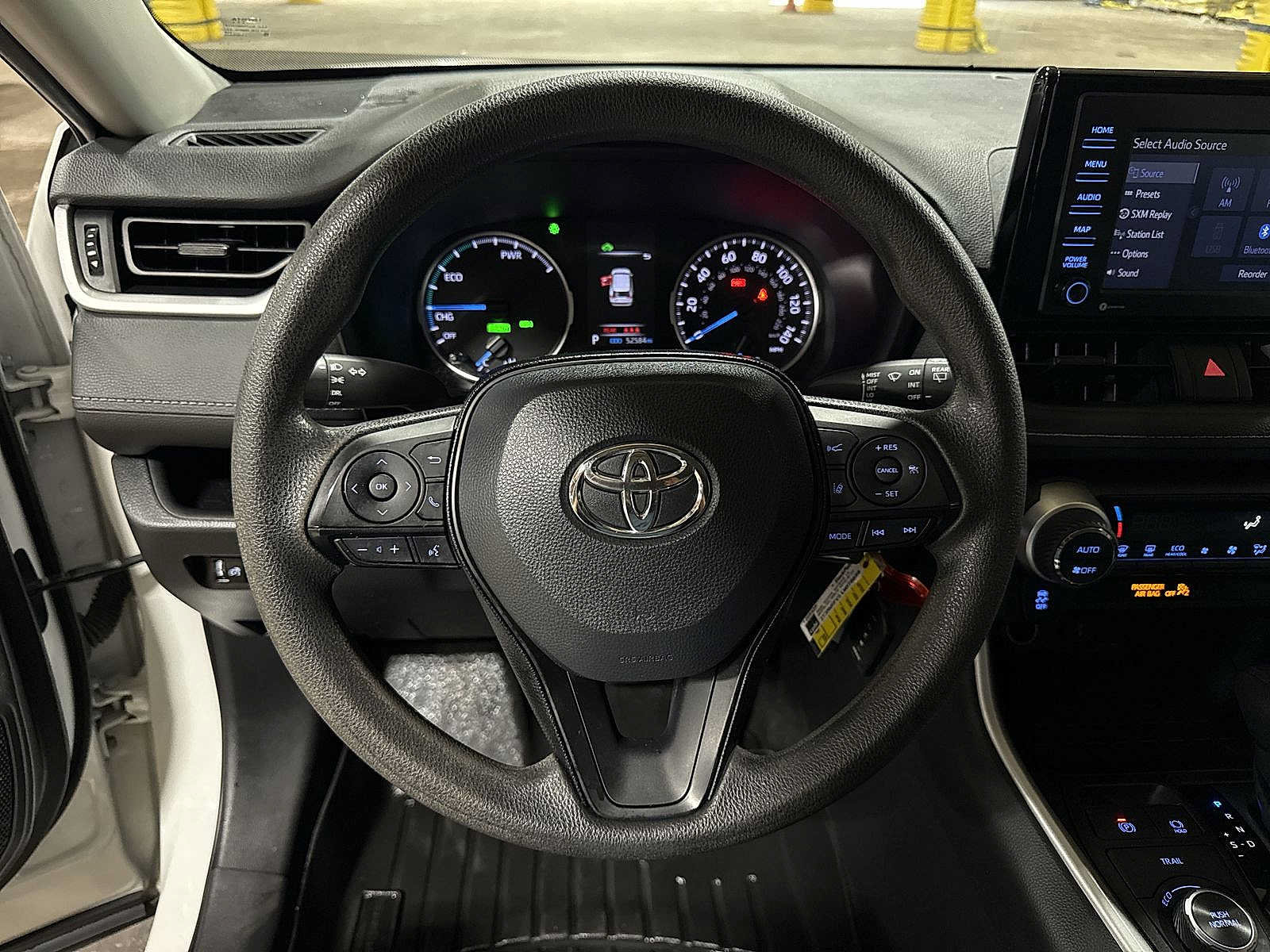 Used 2020 Toyota RAV4 LE w/ Carpet Mat Package AWD/4WD image 18
