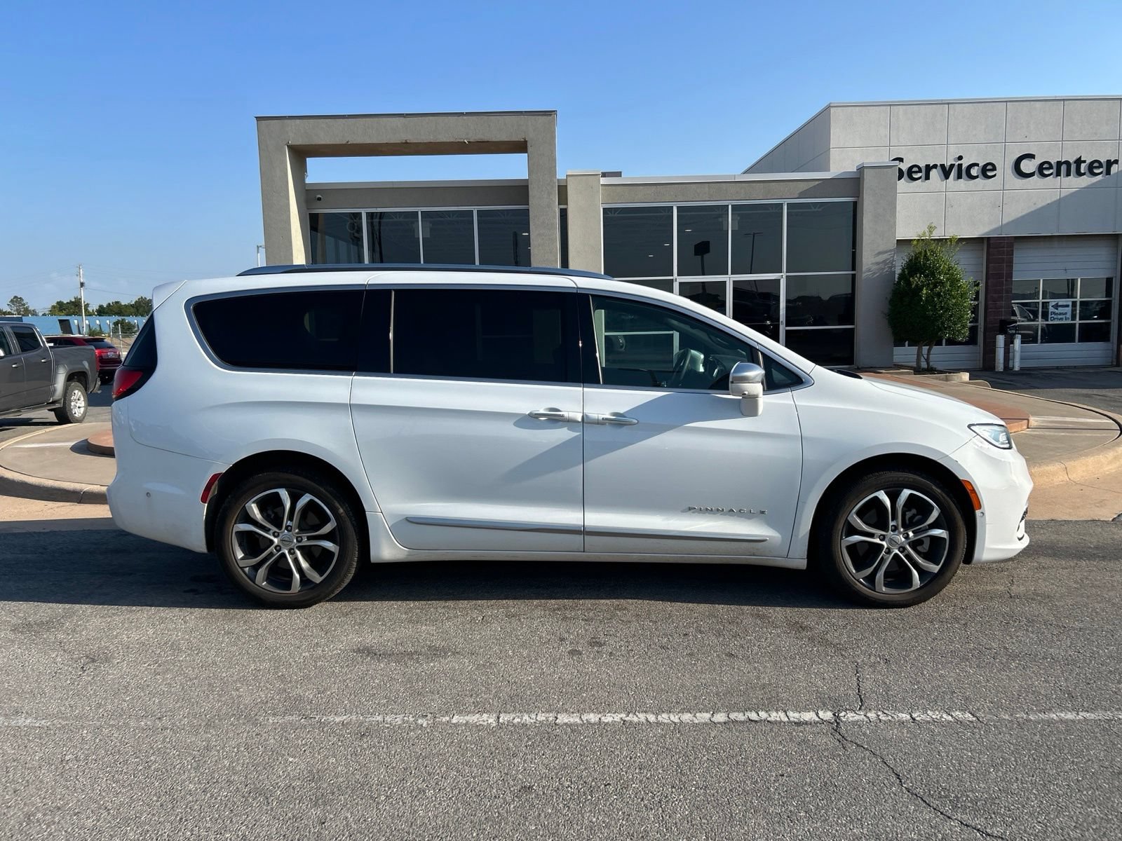 Used 2022 Chrysler Pacifica Pinnacle AWD/4WD image 4