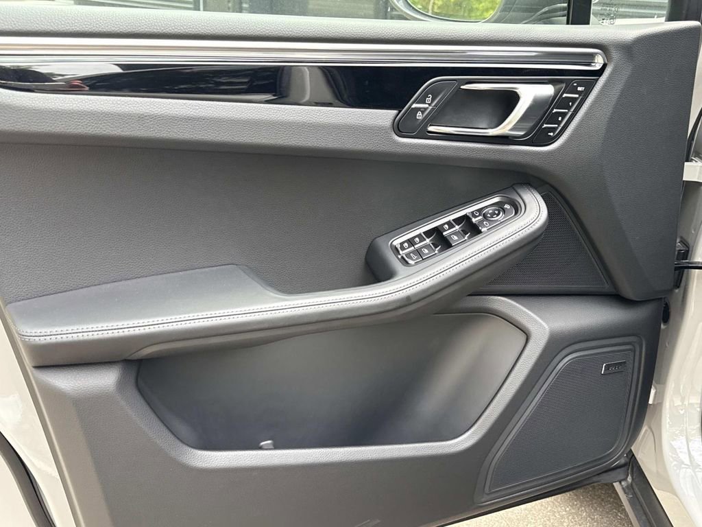 Certified 2025 Porsche Macan Turbo AWD/4WD image 11