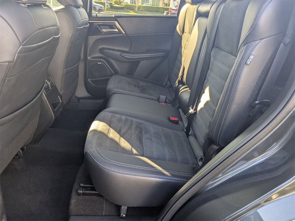 Used 2025 Mitsubishi Outlander SE image 22