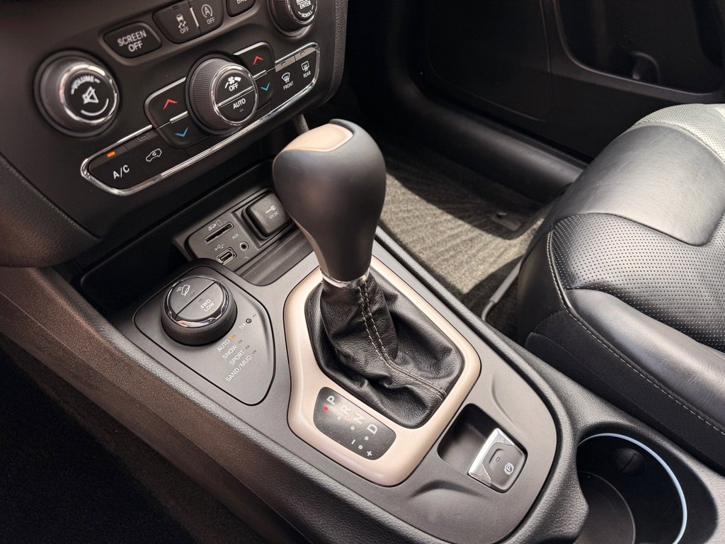 Used 2015 Jeep Cherokee Limited w/ Luxury Group AWD/4WD image 16