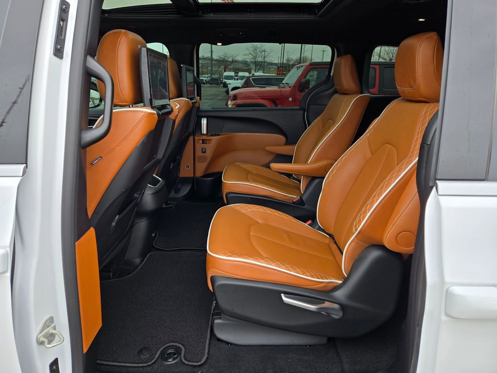 Used 2025 Chrysler Pacifica Pinnacle image 30