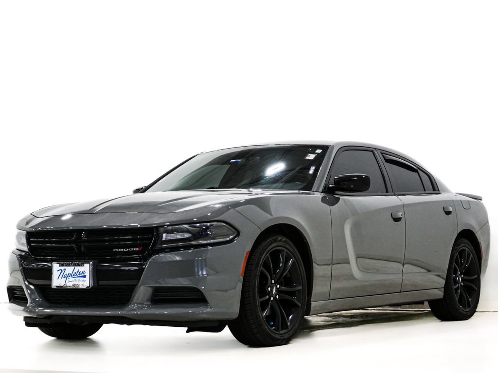 Used 2018 Dodge Charger SXT w/ Blacktop Package RWD image 3