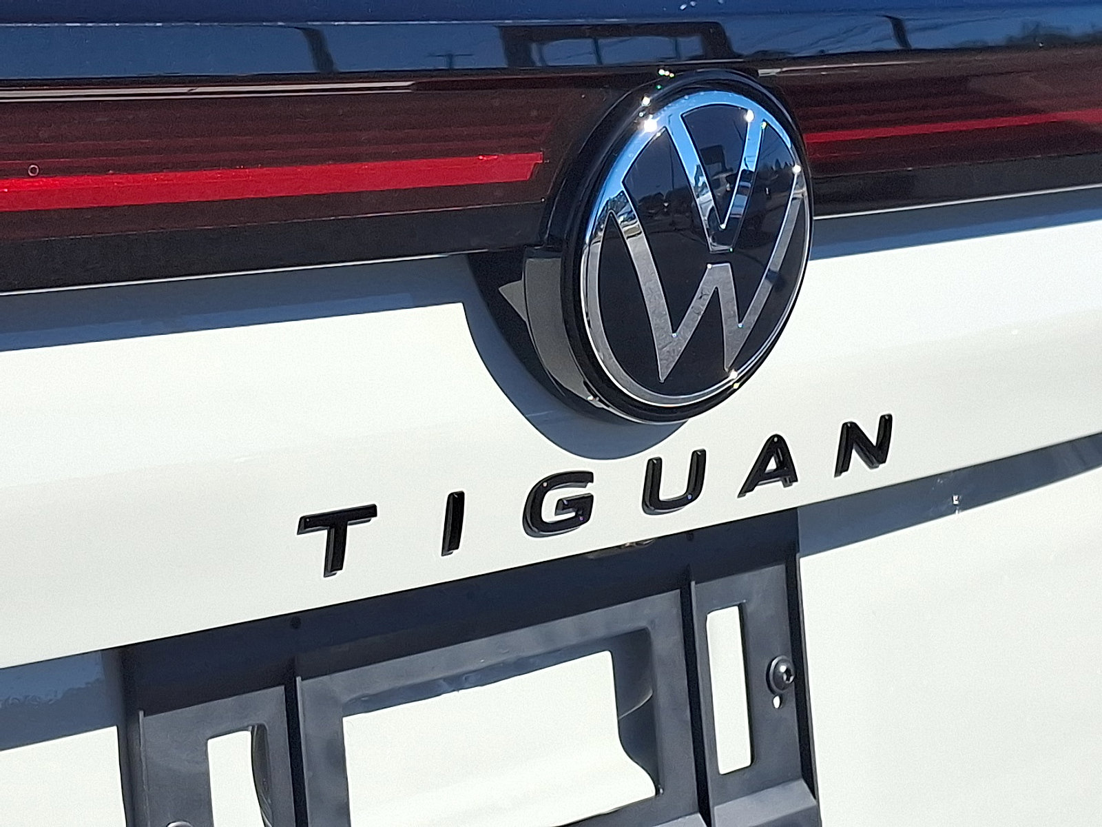 New 2025 Volkswagen Tiguan SE R-Line image 12