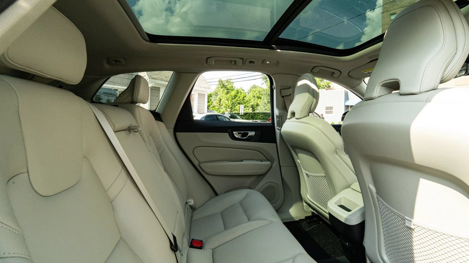 Used 2022 Volvo XC60 B5 Momentum AWD/4WD image 17