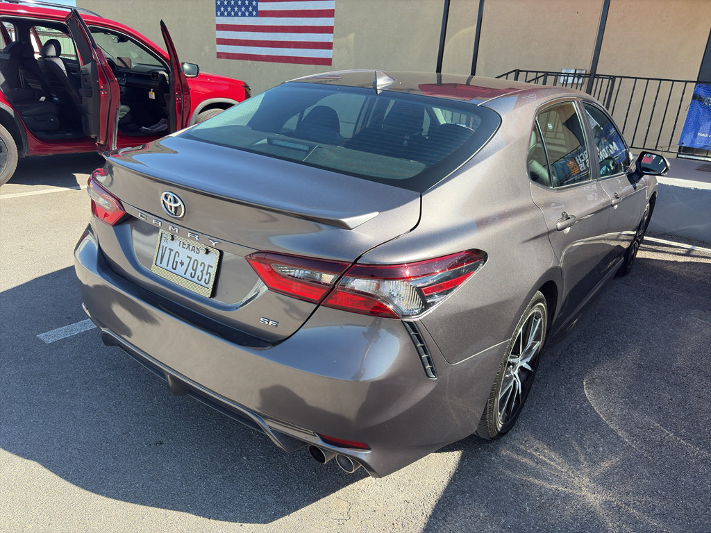 Used 2023 Toyota Camry SE image 3