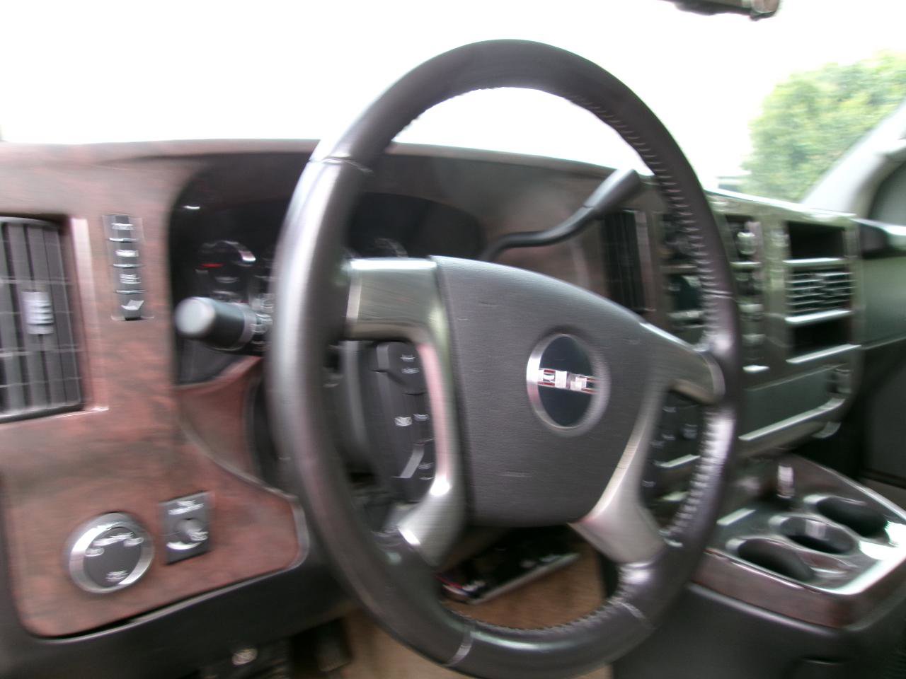 Used 2008 GMC Savana 1500 w/ Preferred Equipment Group RWD image 21