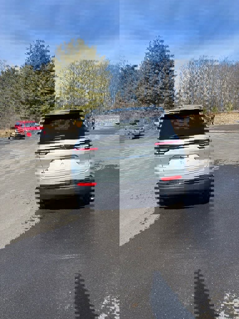 Used 2025 Jeep Grand Cherokee Altitude image 5