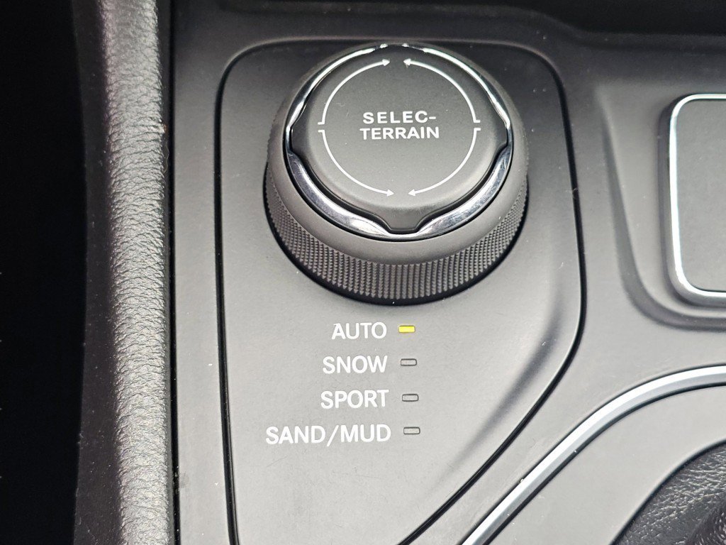 Used 2021 Jeep Cherokee Latitude image 9